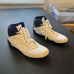 Kids BRAND NEW NEVER WORN ASICS White and Navy Wrestling Shoes size 7.5 boys
